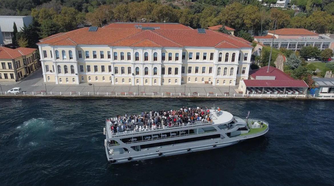 İstanbul Boğazı’nda 220 Kişilik Organizasyon Gemisi | Kapalı Salon & Açık Güverte